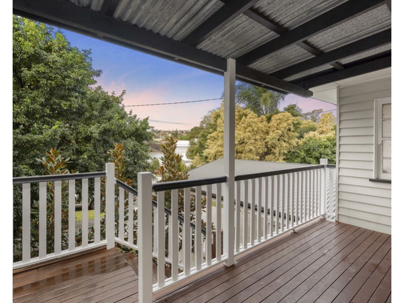 27 Iris st, Holland Park West QLD 4121