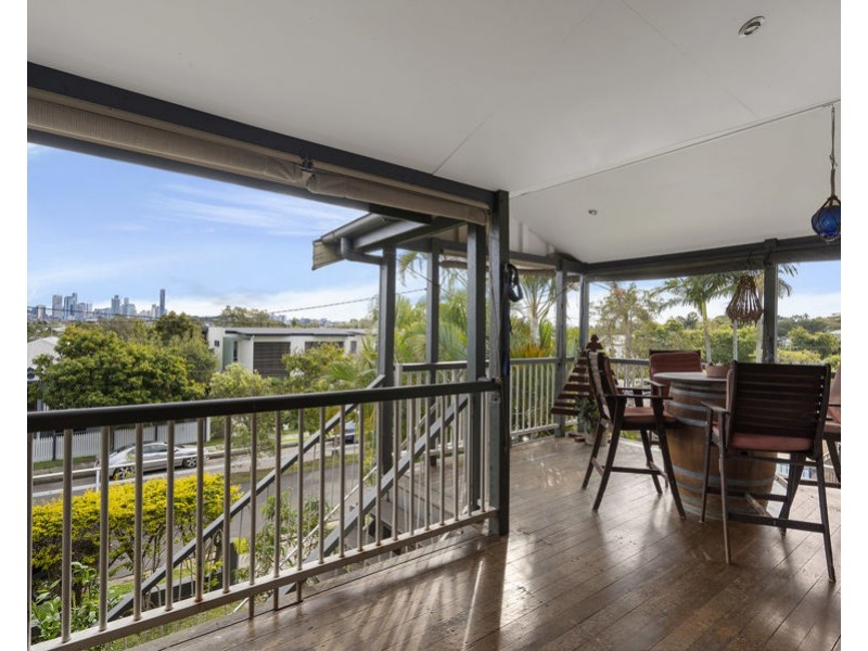 15 Barton Pde, Balmoral QLD 4171