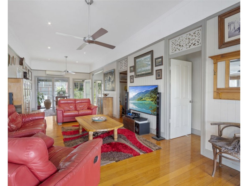 15 Barton Pde, Balmoral QLD 4171