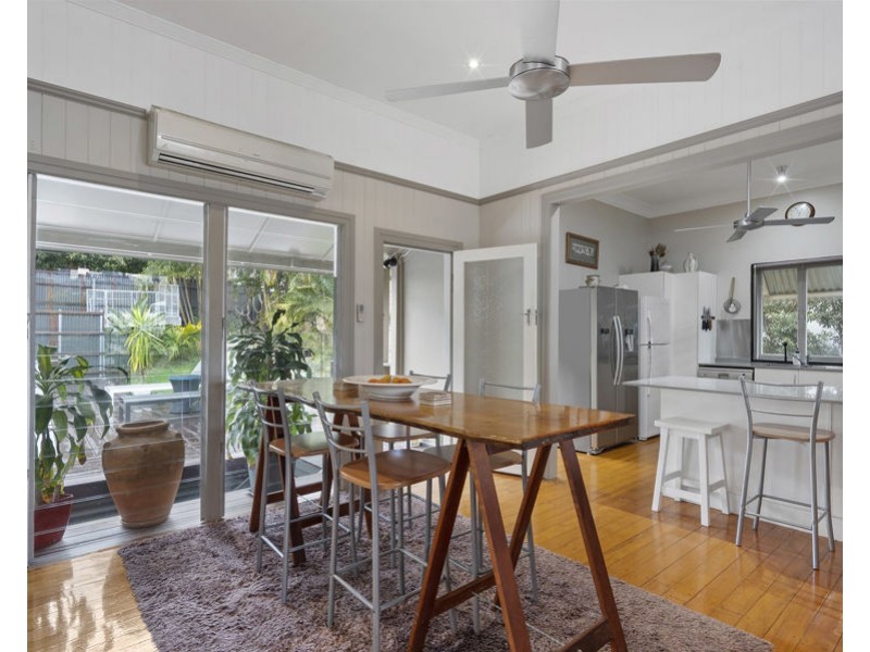 15 Barton Pde, Balmoral QLD 4171