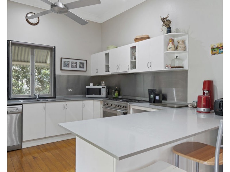 15 Barton Pde, Balmoral QLD 4171