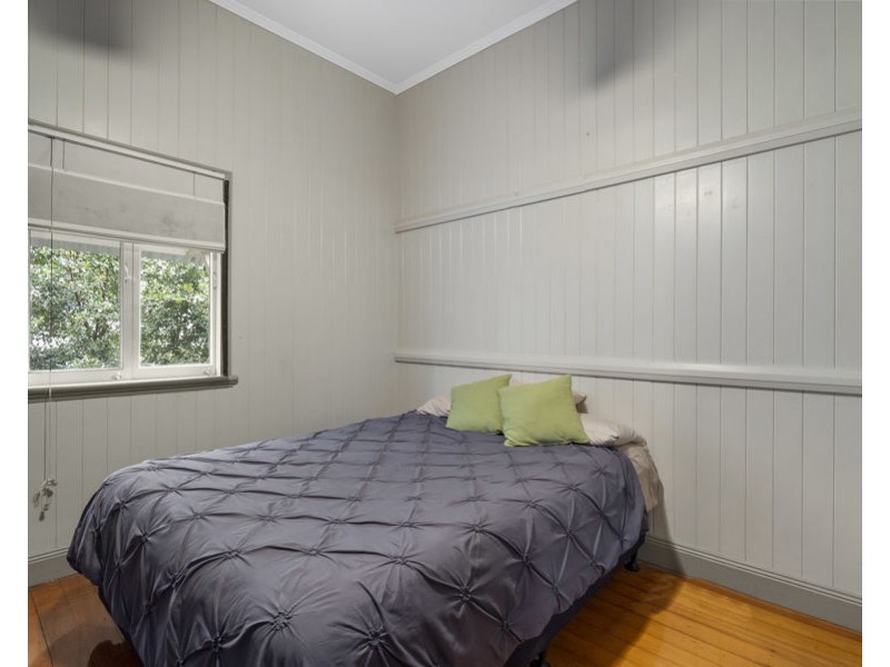 15 Barton Pde, Balmoral QLD 4171