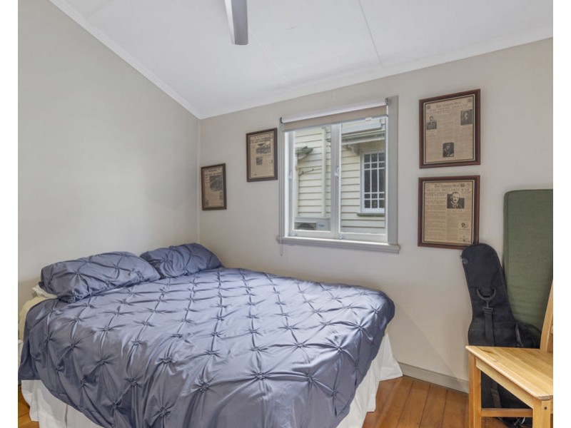 15 Barton Pde, Balmoral QLD 4171