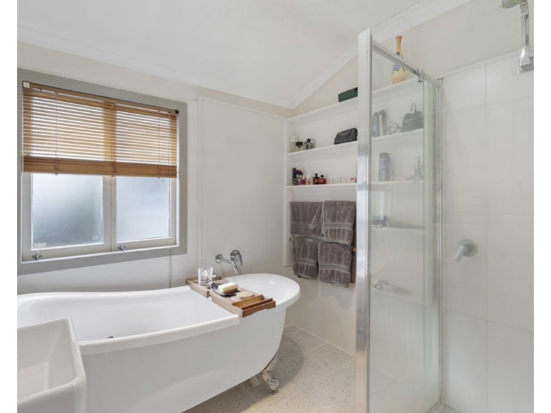 15 Barton Pde, Balmoral QLD 4171