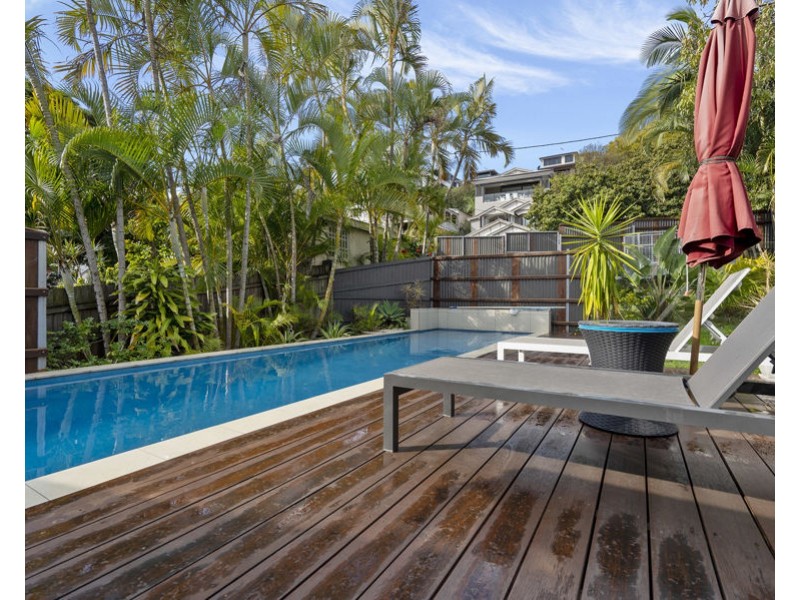 15 Barton Pde, Balmoral QLD 4171