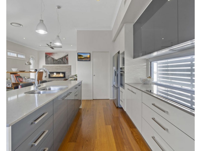 63 Stella St, Holland Park QLD 4121