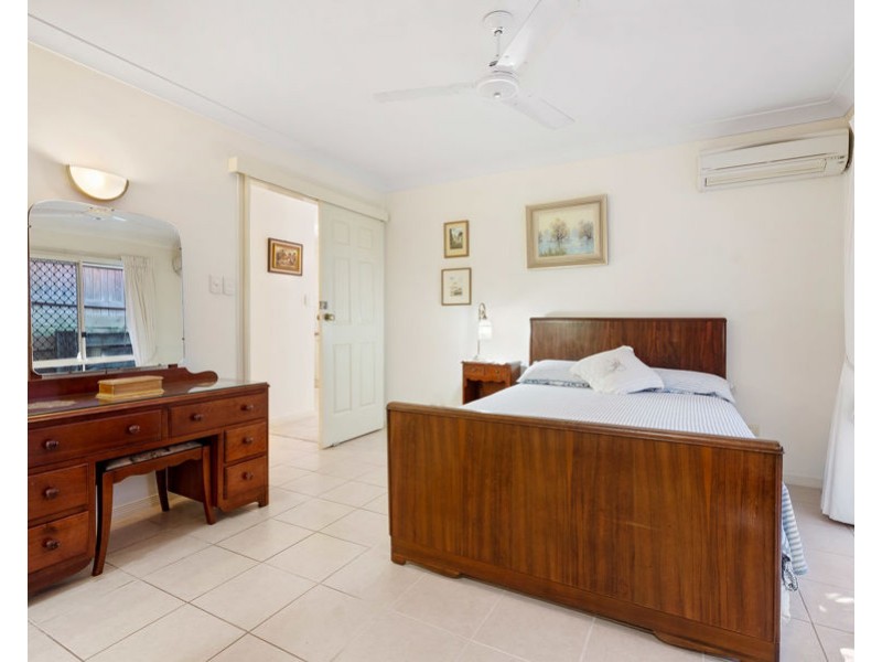 1 Flame Tree Crs, Carindale QLD 4152