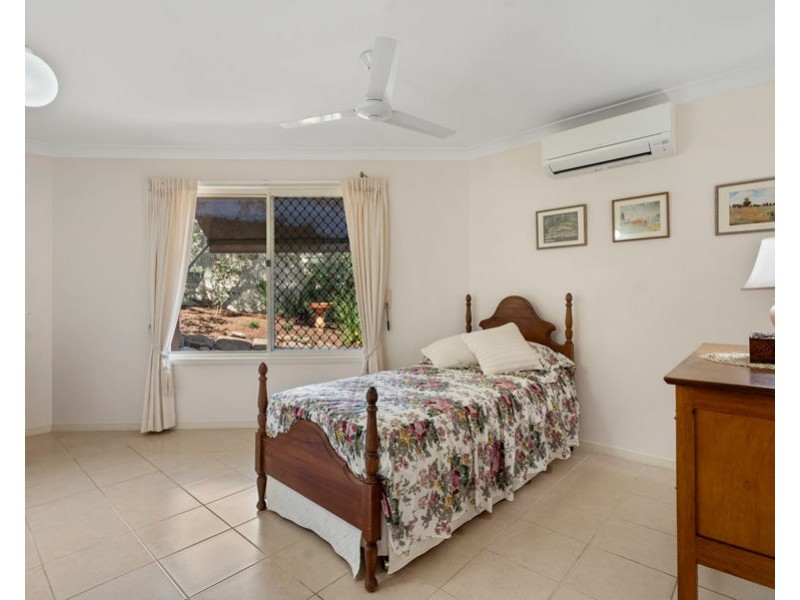1 Flame Tree Crs, Carindale QLD 4152