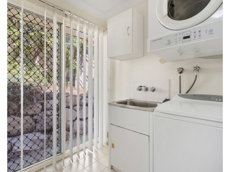 1 Flame Tree Crs, Carindale QLD 4152