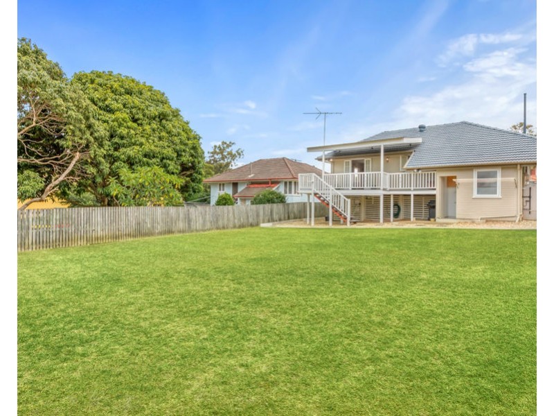 20 Iris St, Holland Park West QLD 4121