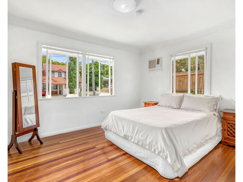 20 Iris St, Holland Park West QLD 4121