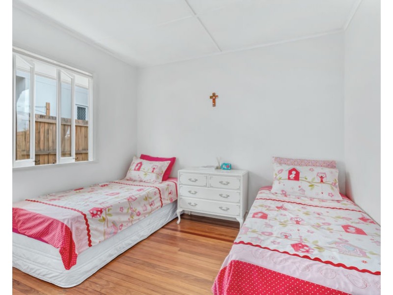 20 Iris St, Holland Park West QLD 4121