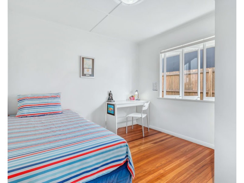 20 Iris St, Holland Park West QLD 4121