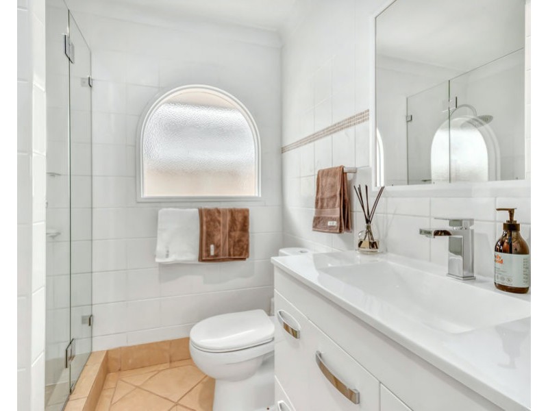 20 Iris St, Holland Park West QLD 4121