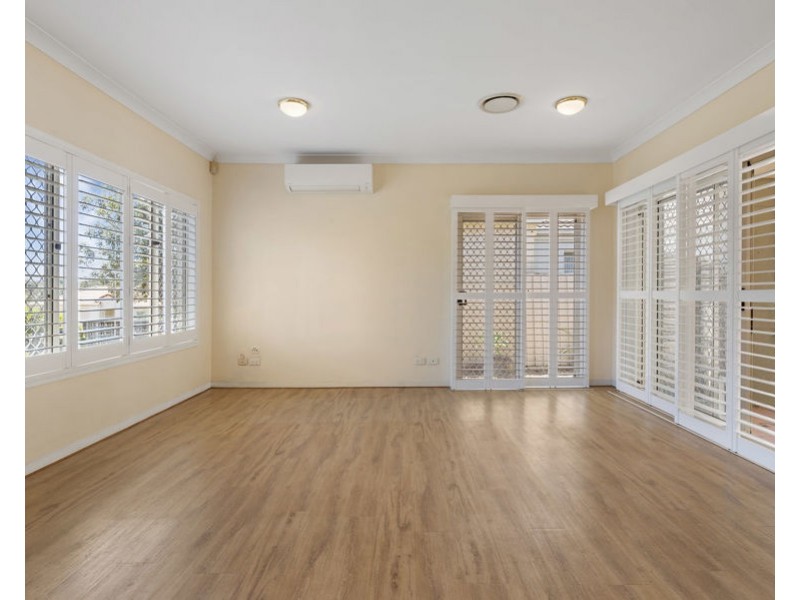 11 Flame Tree Crs, Carindale QLD 4152