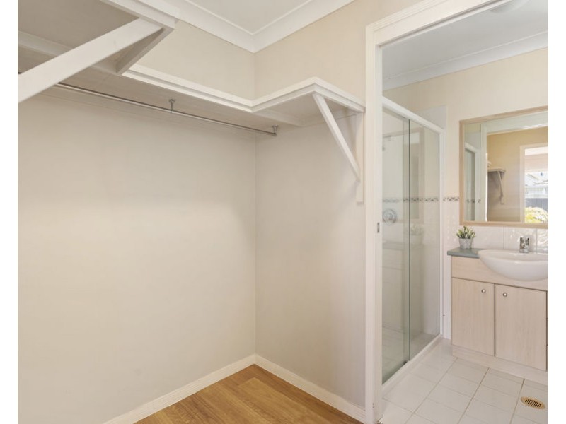 11 Flame Tree Crs, Carindale QLD 4152