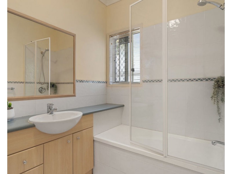 11 Flame Tree Crs, Carindale QLD 4152