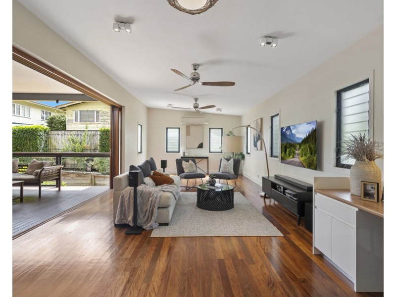 8 Bonneville st, Holland Park West QLD 4121