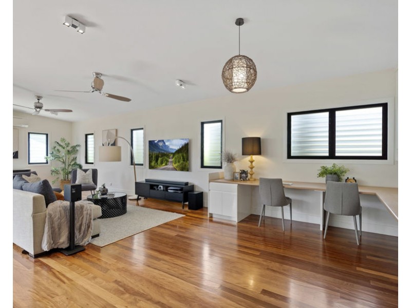 8 Bonneville st, Holland Park West QLD 4121