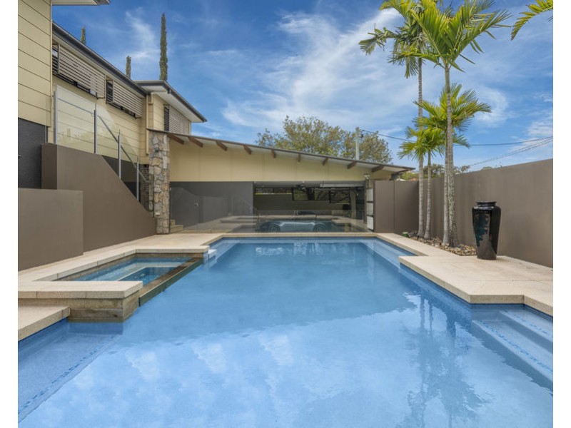 8 Bonneville st, Holland Park West QLD 4121