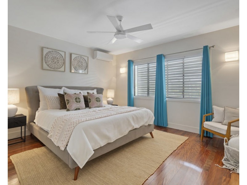 8 Bonneville st, Holland Park West QLD 4121