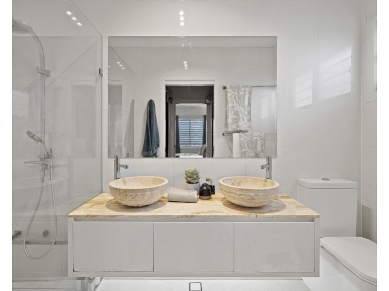 8 Bonneville st, Holland Park West QLD 4121