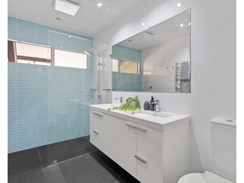 8 Bonneville st, Holland Park West QLD 4121