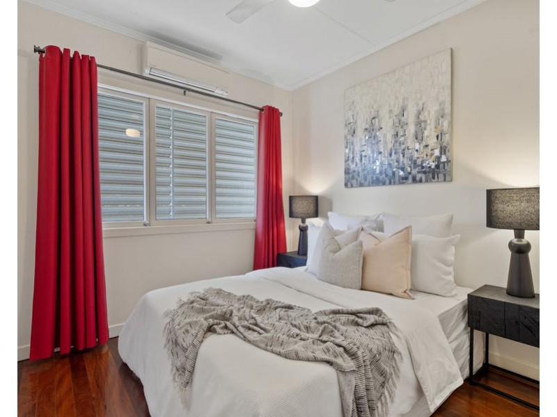 8 Bonneville st, Holland Park West QLD 4121