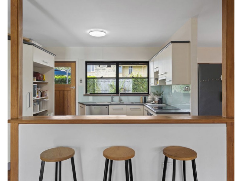 8 Bonneville st, Holland Park West QLD 4121