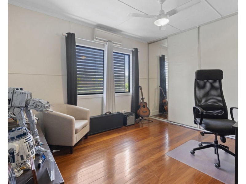 8 Bonneville st, Holland Park West QLD 4121