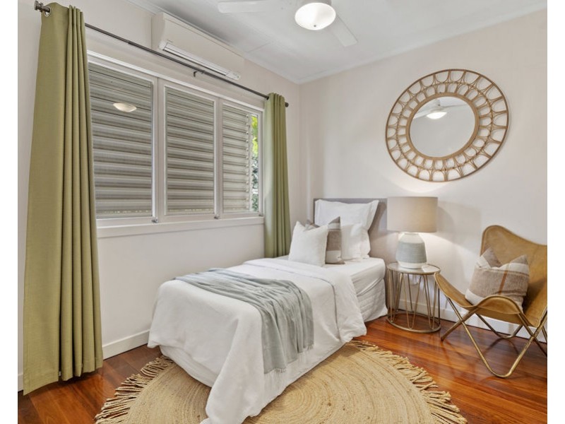 8 Bonneville st, Holland Park West QLD 4121