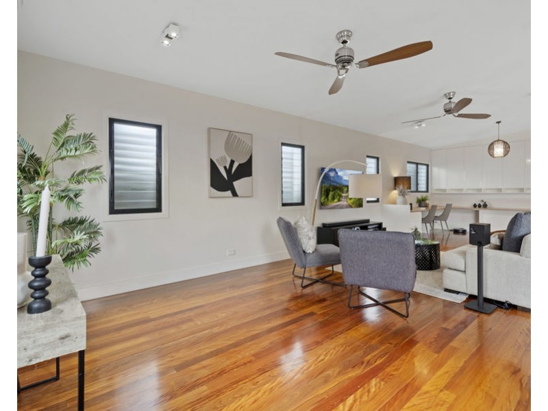 8 Bonneville st, Holland Park West QLD 4121