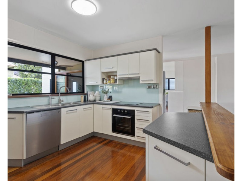 8 Bonneville st, Holland Park West QLD 4121