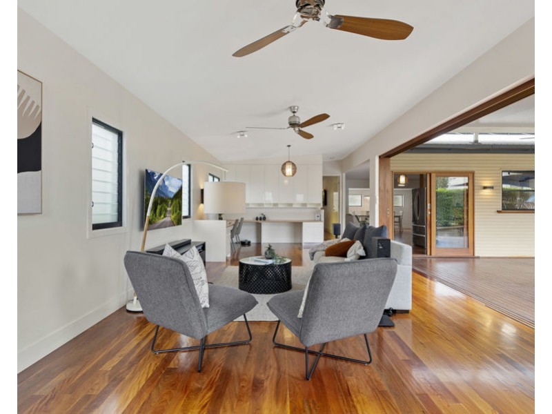 8 Bonneville st, Holland Park West QLD 4121