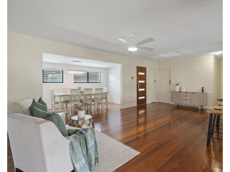 8 Bonneville st, Holland Park West QLD 4121