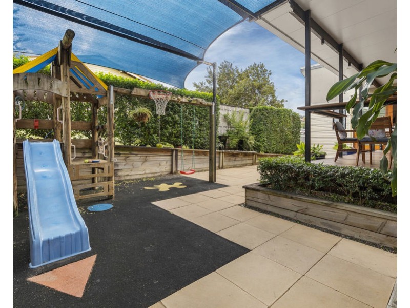 8 Bonneville st, Holland Park West QLD 4121