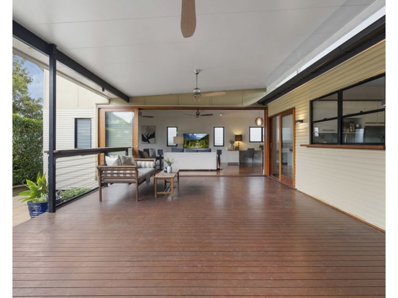 8 Bonneville st, Holland Park West QLD 4121