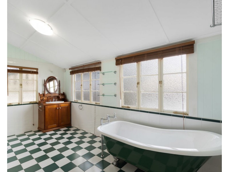 98 Arnold Street, Holland Park QLD 4121