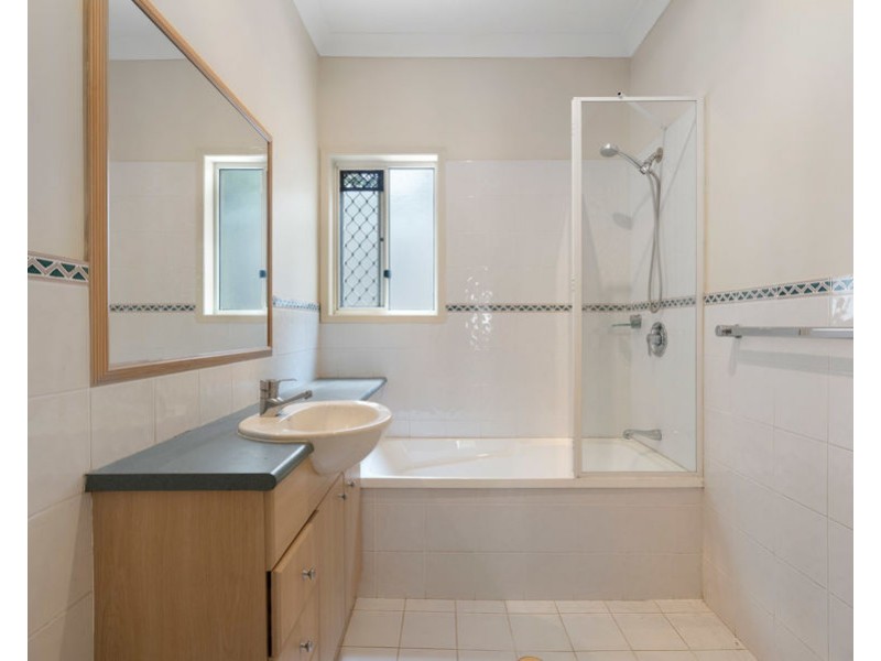 11 Flame Tree Crs, Carindale QLD 4152