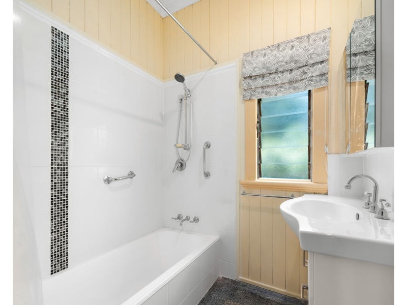 24 Raff Avenue, Holland Park QLD 4121