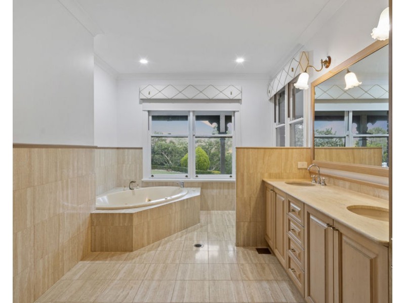 56 Nioka St, Brookfield QLD 4069