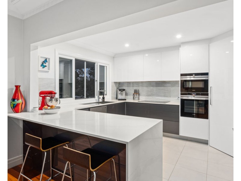 11 Kensington Avenue, Seven Hills QLD 4170