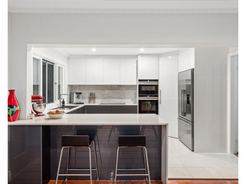 11 Kensington Avenue, Seven Hills QLD 4170