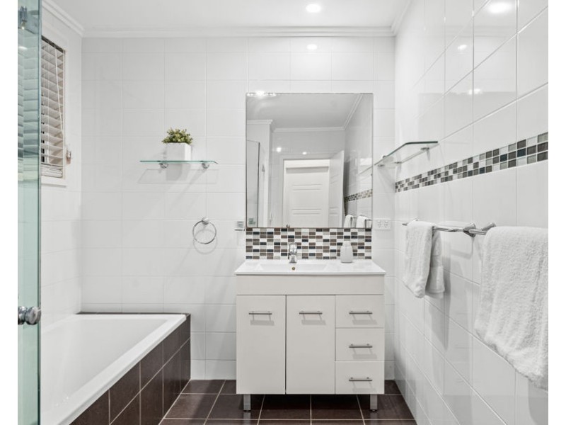 11 Kensington Avenue, Seven Hills QLD 4170