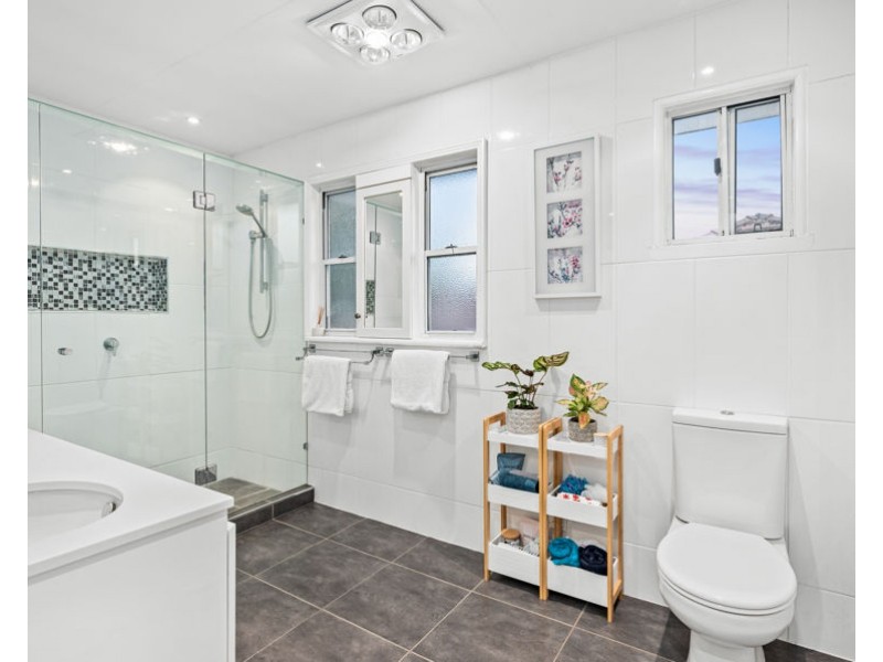 11 Kensington Avenue, Seven Hills QLD 4170