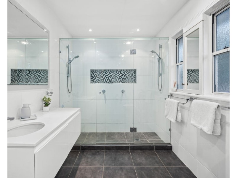 11 Kensington Avenue, Seven Hills QLD 4170