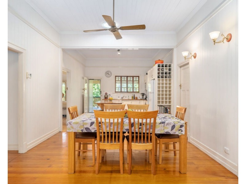 16 Peasant St, Holland Park West QLD 4121