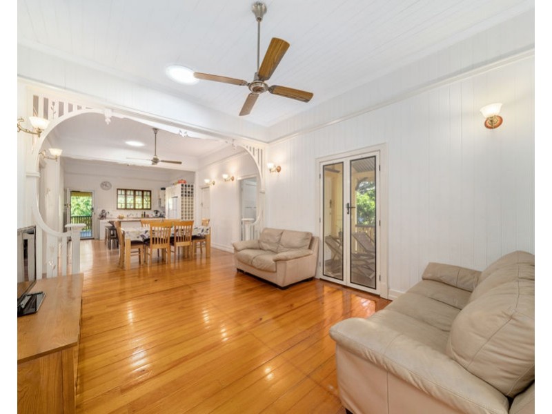 16 Peasant St, Holland Park West QLD 4121