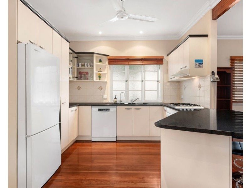 6 Peasant St, Holland Park West QLD 4121
