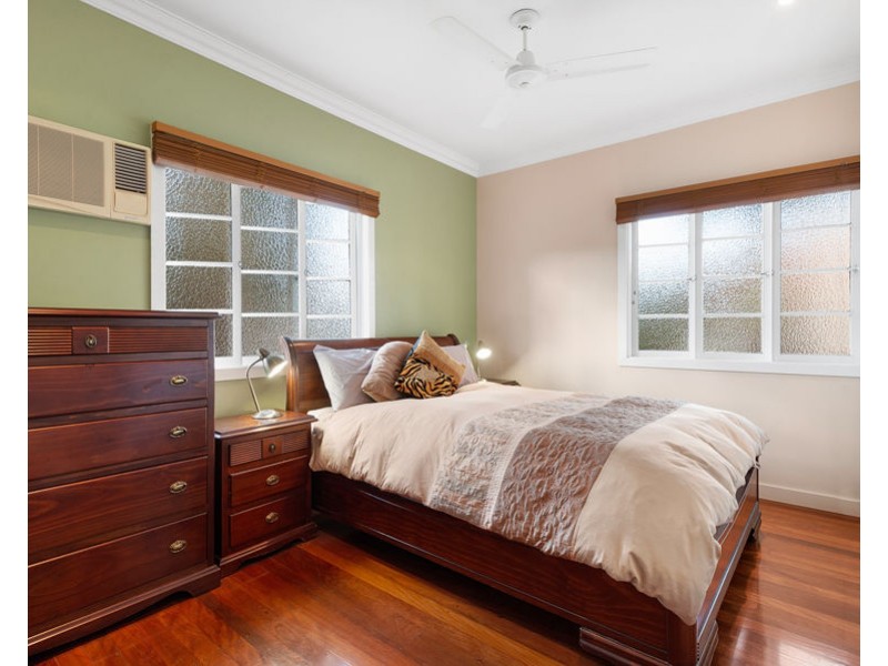 6 Peasant St, Holland Park West QLD 4121